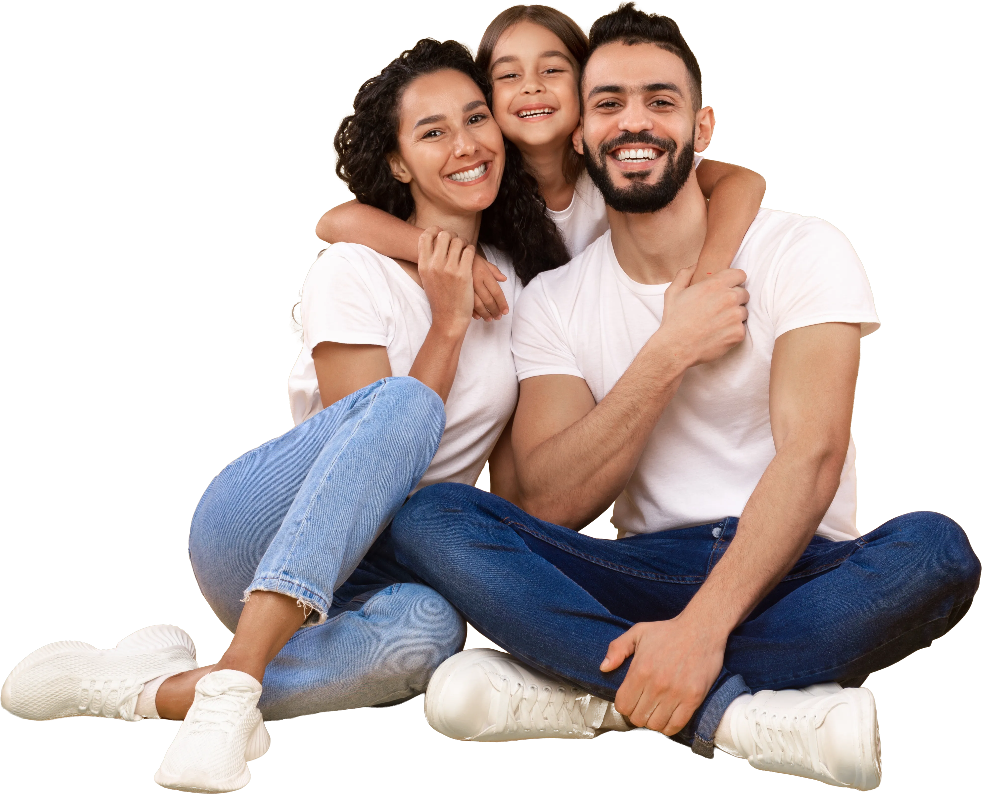 Familia sonriente protegida por Boyacá Seguros